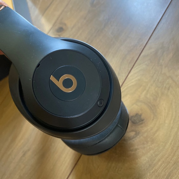 Beats by Dre Over-Ear Headphones - Black and Gold - Picture 9 of 16